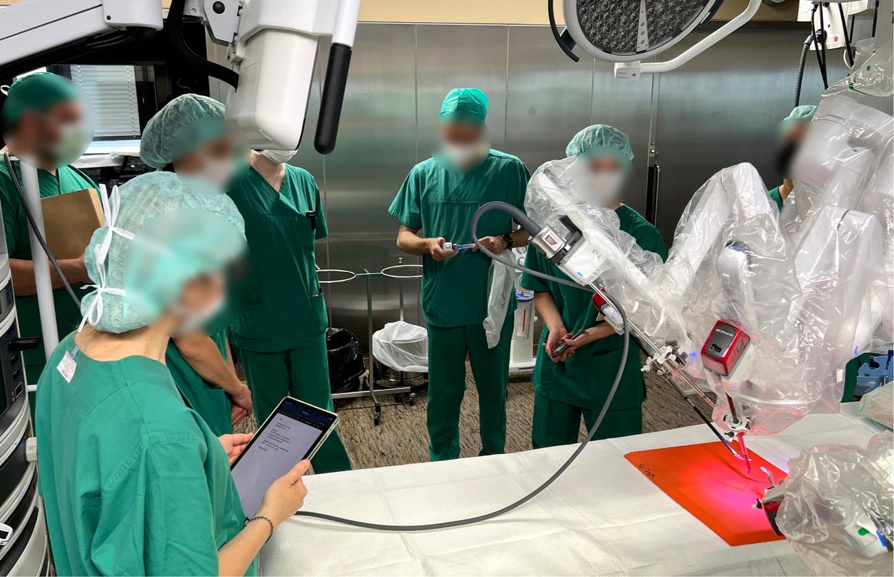  	 On-site observation of a robot-assisted surgery setting