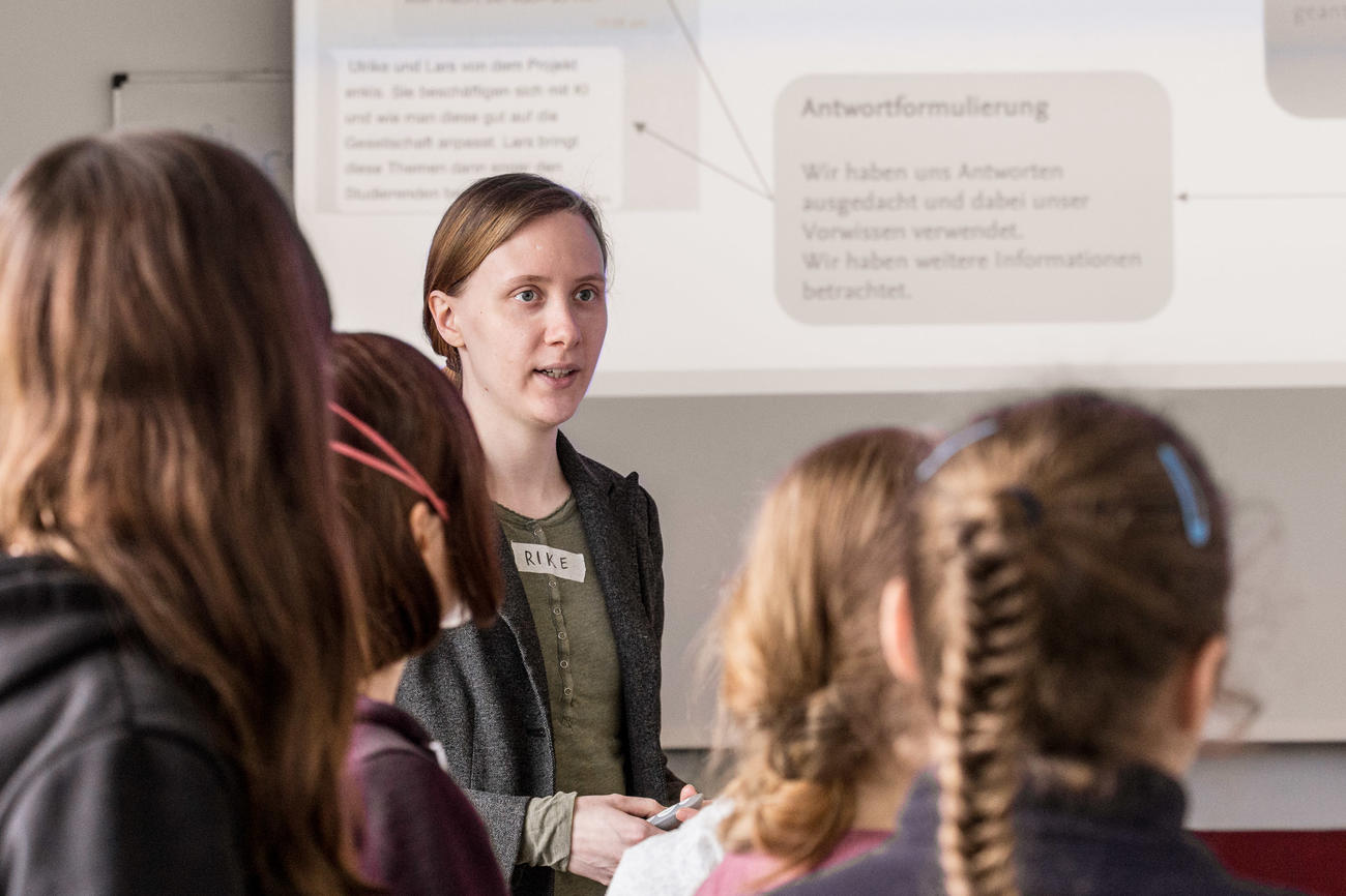 Ulrike giving an input presentation about chatbots at the Girls' Day 2023